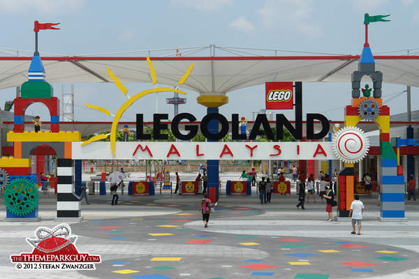 legoland-malaysia-entrance-mobile.jpg