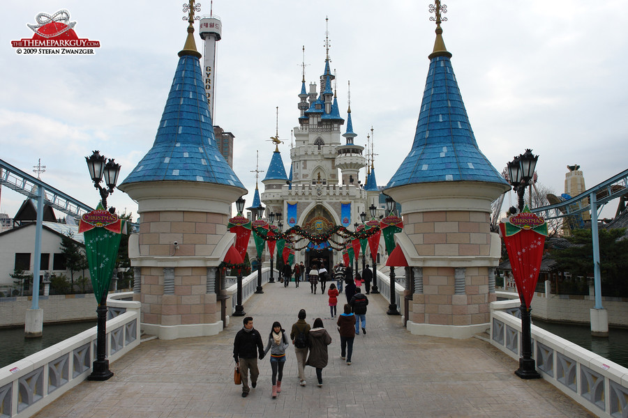 Lotte World photographed, reviewed and rated by The Theme Park Guy