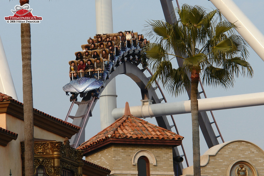 hollywood-dream-coaster-unique-to-japans-universal-studios-big.jpg