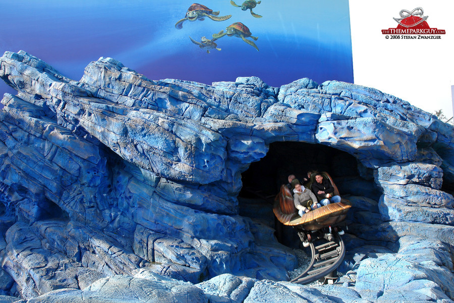 http://www.thethemeparkguy.com/park/walt-disney-studios/crushs-coaster-big.jpg