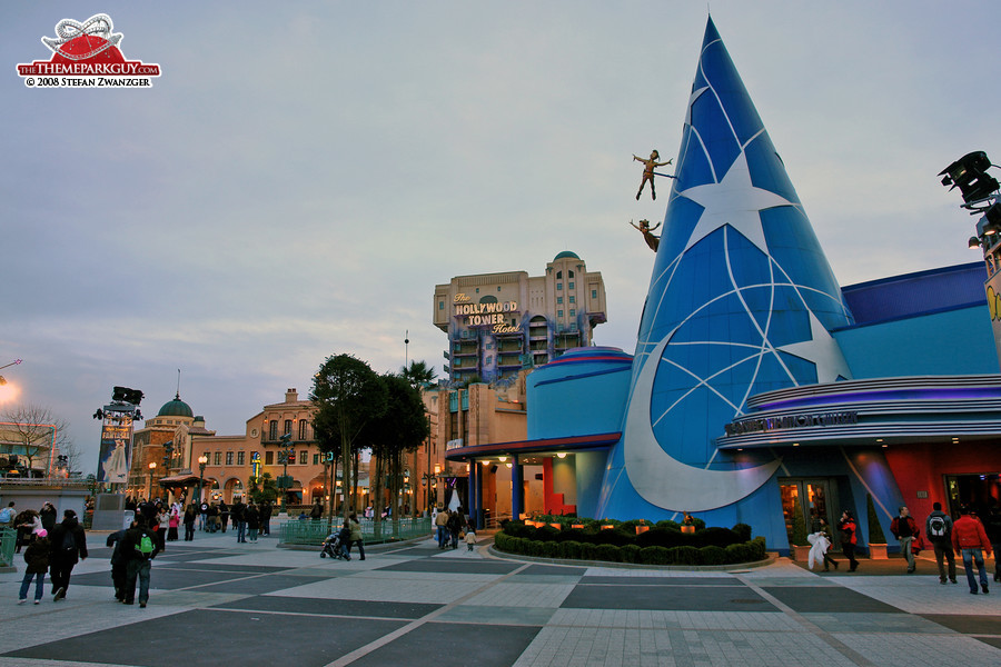 walt-disney-studios-turn-romantic-in-the-evenings-big.jpg