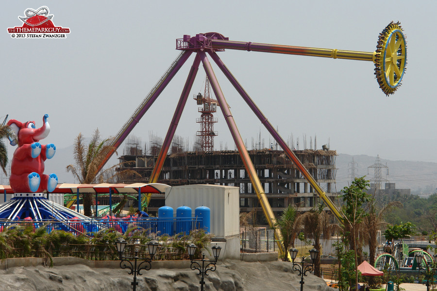 Giant Frisbee pendulum ride: common in China, unique in India!