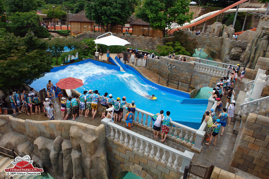 Crowds waiting for a tumble