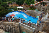 Crowds waiting for a tumble