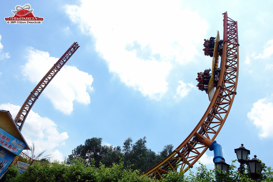 Half pipe roller coaster
