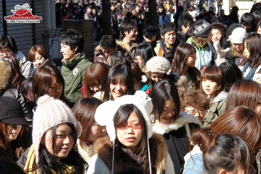 DisneySea fans queuing