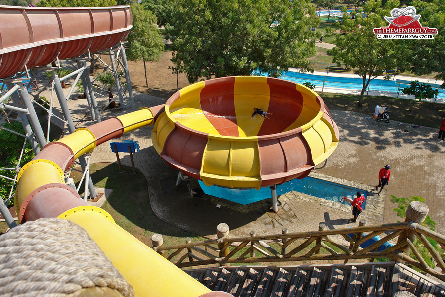 Bowl-shaped water slide