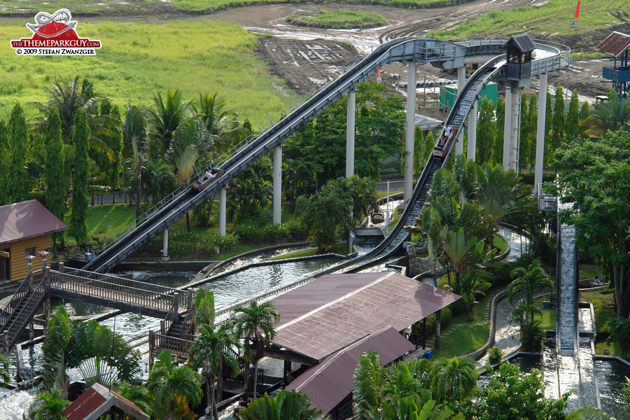 Log flume ride seen from above