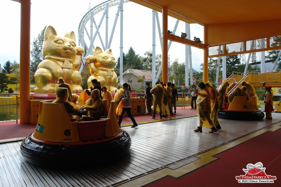 River rapids ride loading station