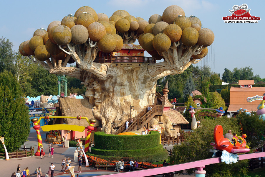 This fantasy tree is probably Gardaland's most outstanding landmark