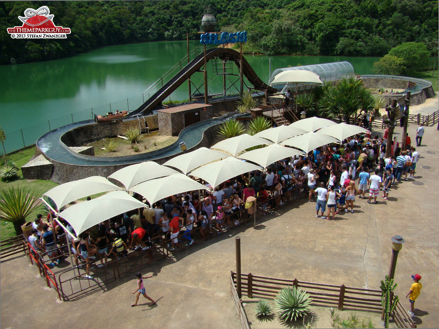 Can you believe it? This is the queue to that undersized flume ride behind.