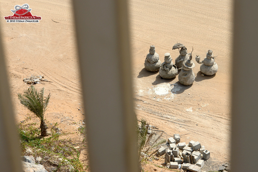 Snowmen with palm tree