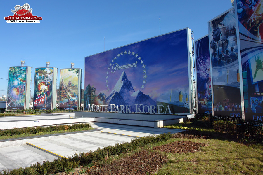 Paramount Movie Park billboards from different angle