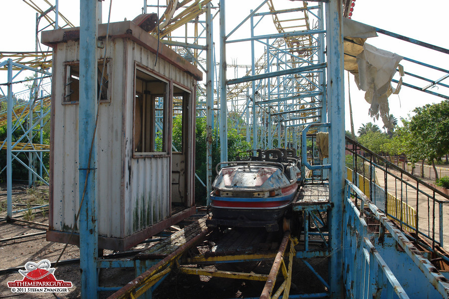 Roller coaster loading station