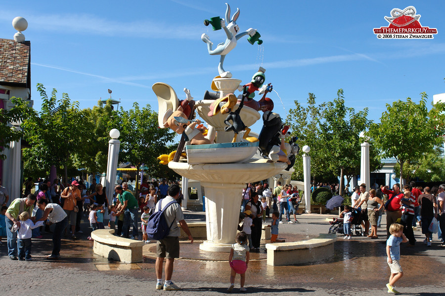 Looney Tunes statue