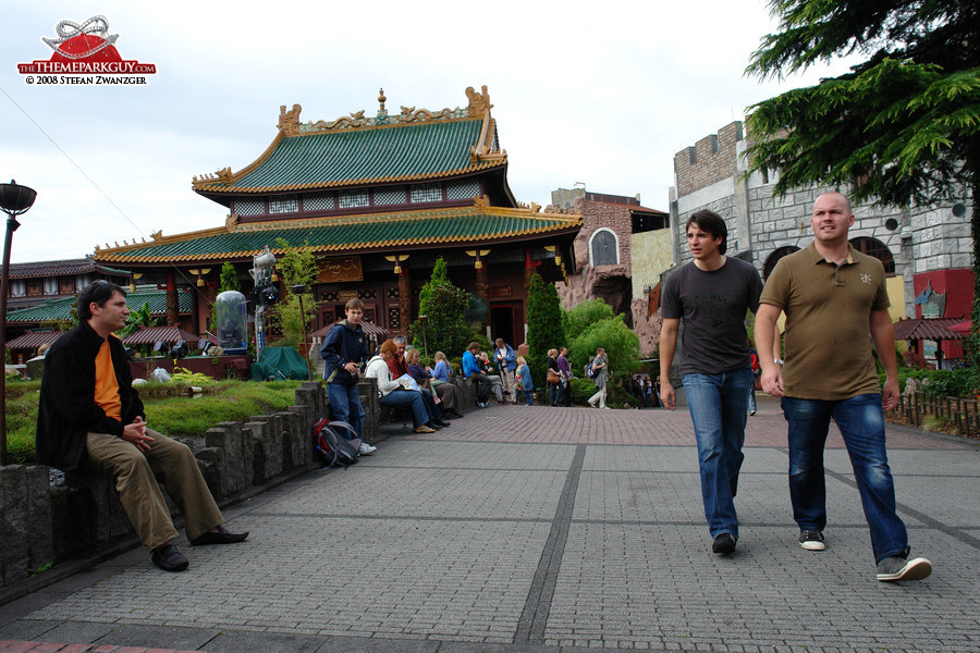 Phantasialand crowds