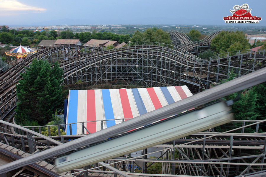 Stampida is a dueling wooden roller coaster