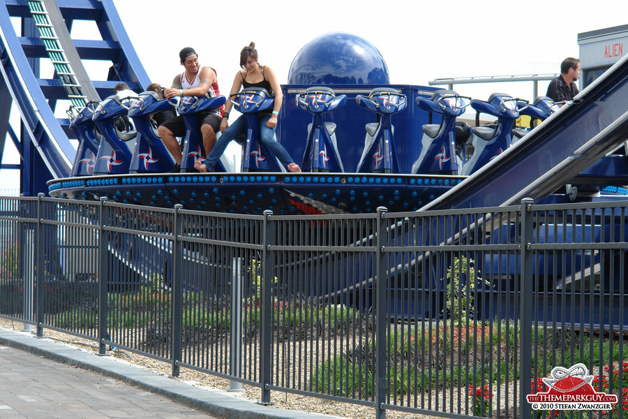 'Invader', a turning, W-shaped mini-coaster (manufactured in Italy and called Disko'O)
