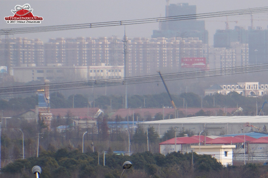 On site castle mock-up (bottom left) against the backdrop of Shanghai suburbia