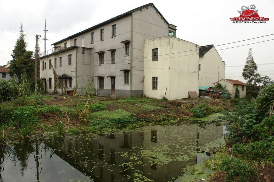 Not-yet-demolished houses in Qigan village