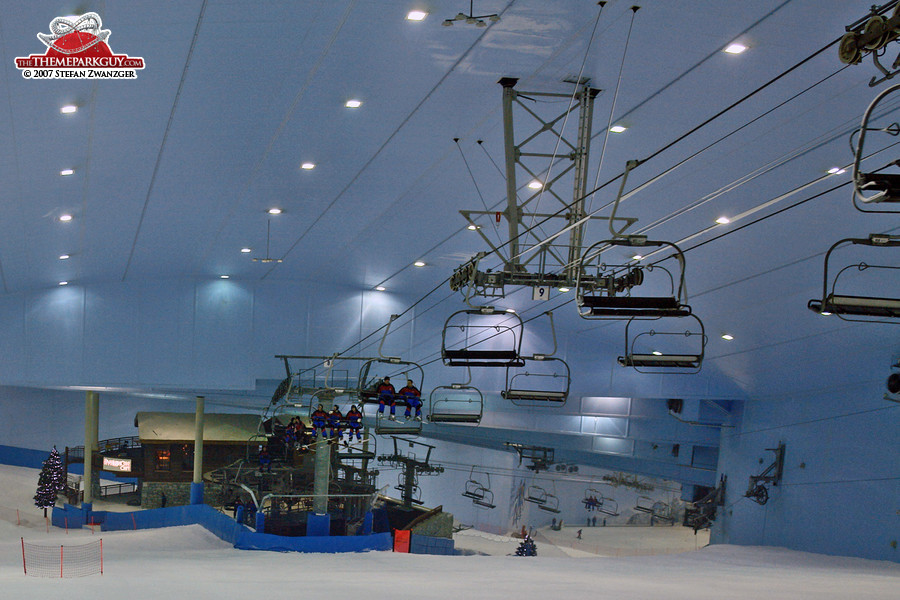 The indoor skiing hall has one big curve