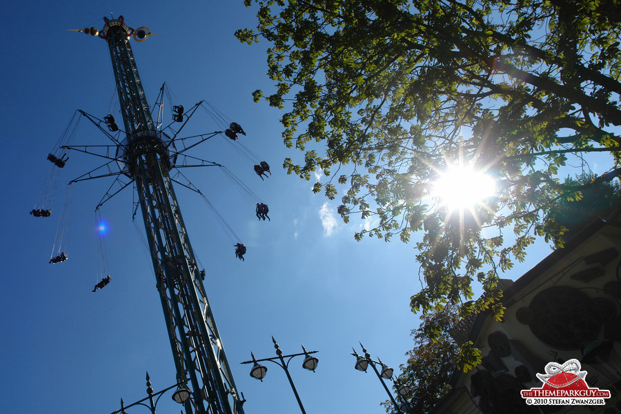 Super-high chain carousel, also called chairoplane