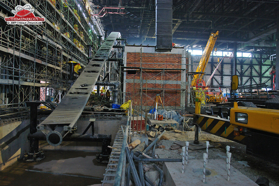 Coaster track inside the Revenge of the Mummy building