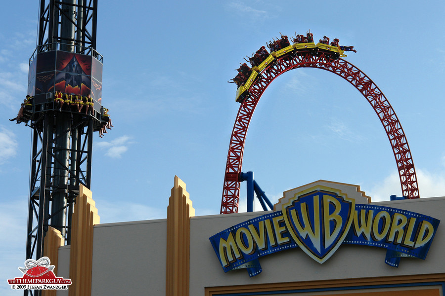 Drop tower and Superman coaster fighting for attention