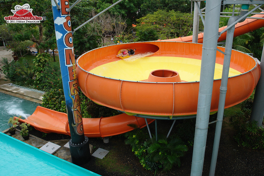 Bowl-shaped water slide