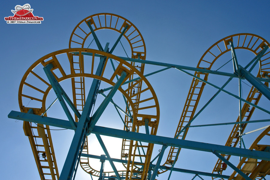 Spinning coaster