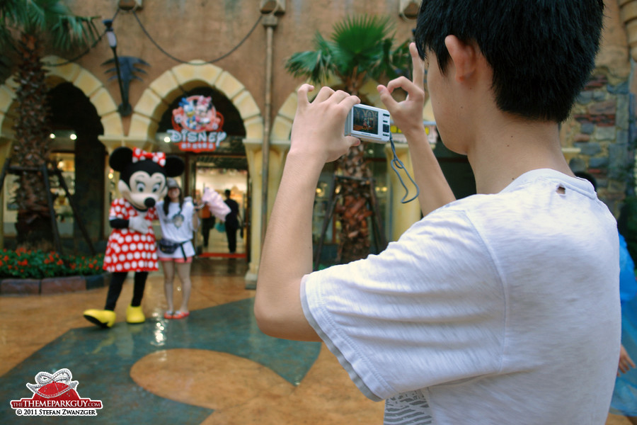 Photographing his girlfriend together with something that has no soul